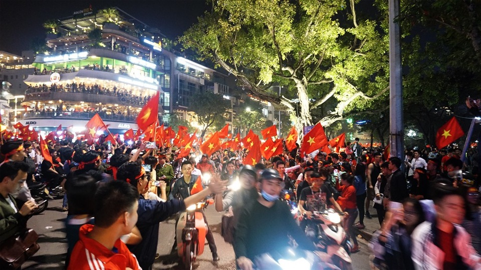 Hồ Gươm rợp cờ đỏ sao vàng sau chiến thắng nghẹt thở - 9 Hồ Gươm rợp cờ đỏ sao vàng sau chiến thắng nghẹt thở - 9