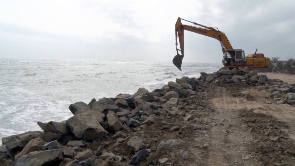 Đổ 15.000 m3 đá tảng gia cố kè biển - 1 Tỉnh Phú Yên gia cố bờ kè bằng 15.000 m3 đá tảng để bảo vệ người dân
