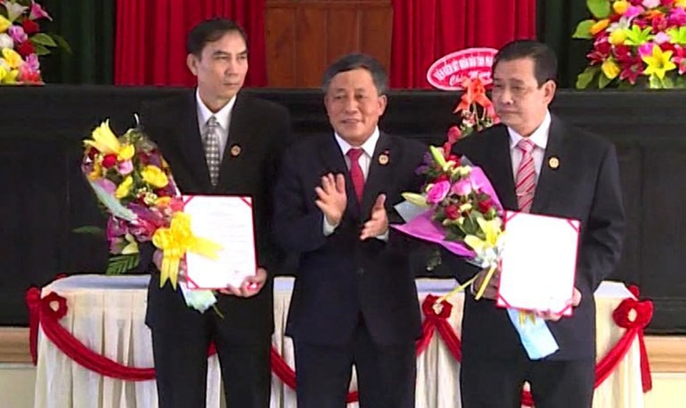 TAND tỉnh Phú Yên có Chánh án, Phó chánh án mới - 1 Phó Chánh án thường trực TAND Tối cao Nguyễn Văn Thuân (giữa) trao quyết định bổ nhiệm cho Chánh án, Phó Chánh án mới của TAND tỉnh Phú Yên.