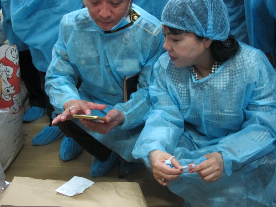 Bộ trưởng Y tế đột xuất thị sát làng mứt Xuân Đỉnh - 2 Bộ trưởng kiểm tra, chỉ đạo lấy mẫu kiểm tra ATTP. Ảnh: H.Hải