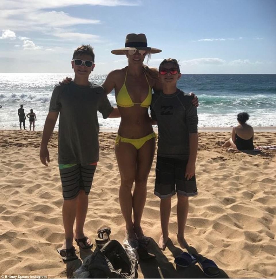 Hò hẹn với "phi công trẻ", Britney Spears trẻ đẹp hơn xưa - 10
Britney chụp hình bên hai con trai, Sean, 12 tuổi, và Jayden James, 11 tuổi.