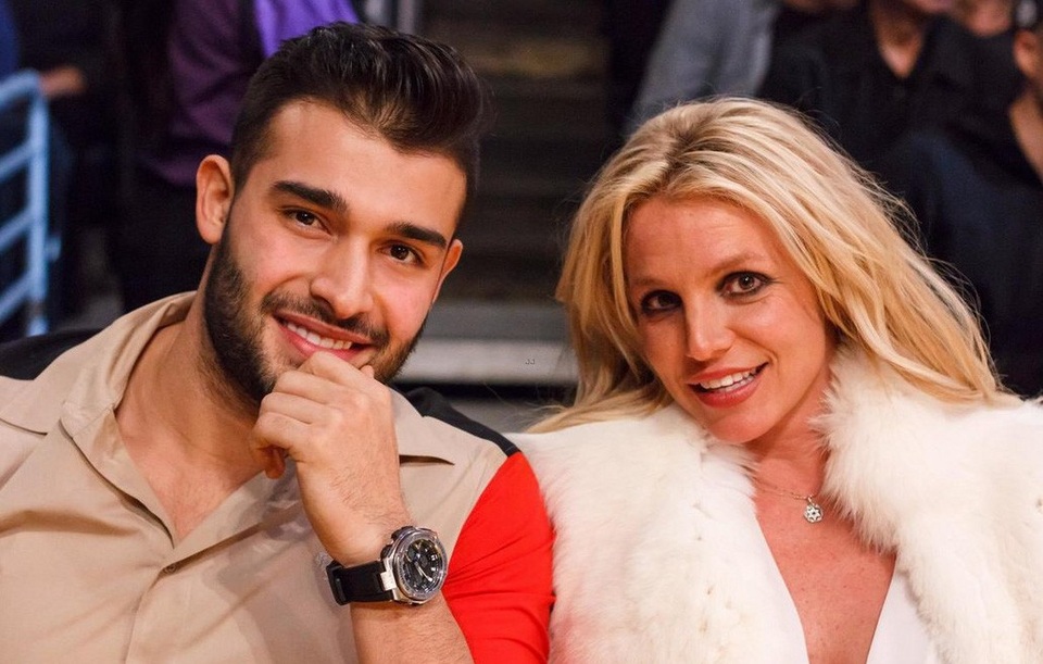 Rộ tin Britney Spears sắp lên xe hoa lần ba với "phi công trẻ" - 2
Britney Spears phải lòng Sam Asghari khi hai người cùng ghi hình clip Slumber Party vào năm 2017.