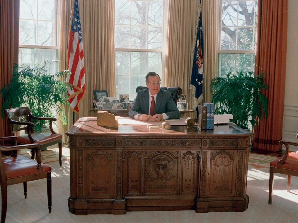 Giải mã chiếc bàn làm việc quyền lực của Tổng thống Trump - 6
Bàn làm việc của cựu Tổng thống George H.W Bush. (Ảnh: Reuters)