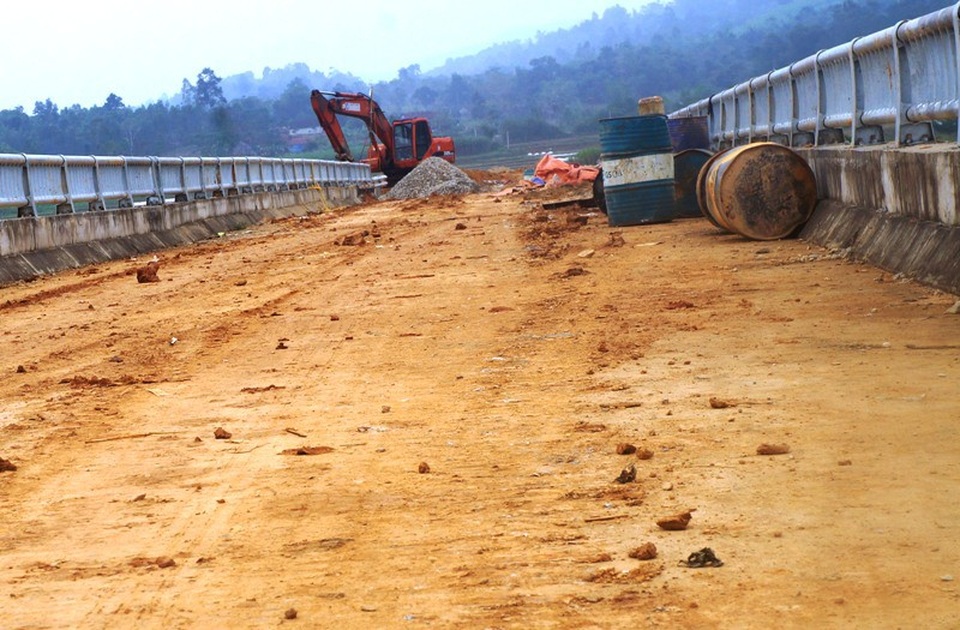 Cầu “ngâm” gần 10 năm, dân khốn khổ lội bùn, đi đò - 4 Nhiều vật liệu còn vương vãi trên cầu.