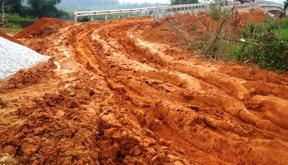 Cầu “ngâm” gần 10 năm, dân khốn khổ lội bùn, đi đò - 1 Dự án cầu sau gần 10 năm, 4 lần gia hạn nay vẫn chưa hoàn thành.