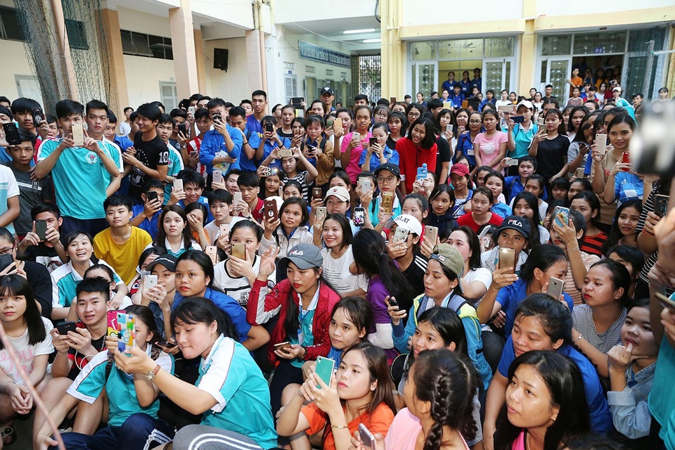 Sau nhiều năm, trở về trường với vai trò là tân Hoa hậu Hoàn vũ Việt Nam, Hoa hậu H’Hen Niê nhận được sự chào đón nồng nhiệt của các bạn học sinh và thầy cô nơi đây.