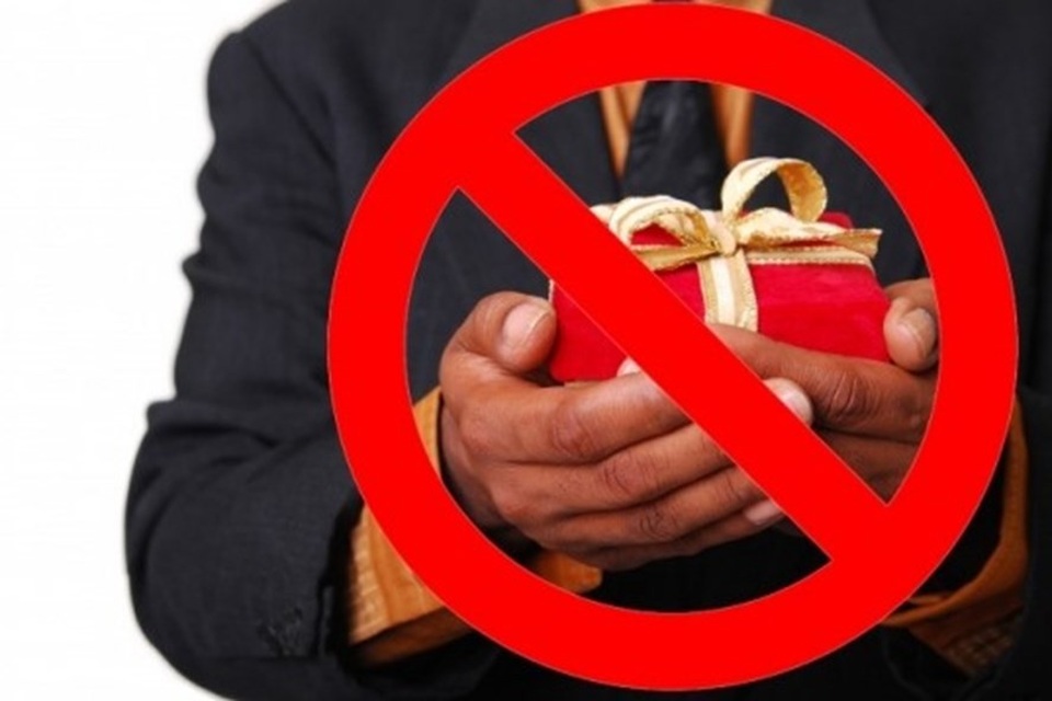 Đường dây nóng tố cáo tặng quà Tết: Ai tố, và xử lý như thế nào? - 1 Đường dây nóng tố cáo tặng quà Tết: Ai tố, và xử lý như thế nào? - 1