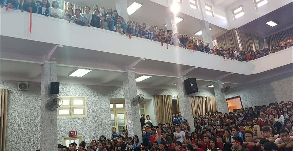 Nóng bừng hội trường, sinh viên nồng nhiệt cổ vũ đội bóng U23 Việt Nam - Qatar - 4 Nóng bừng hội trường, sinh viên nồng nhiệt cổ vũ đội bóng U23 Việt Nam - Qatar - 4