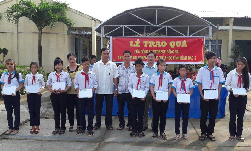 Grobest Việt Nam trao thêm 58 suất học bổng đến học sinh nghèo Kiên Giang - 2 Đại diện công ty Grobest Việt Nam ở Kiên Giang trao 25 suất học bổng cho các em học sinh trường cấp 1 và 2 Vĩnh Bình Bắc