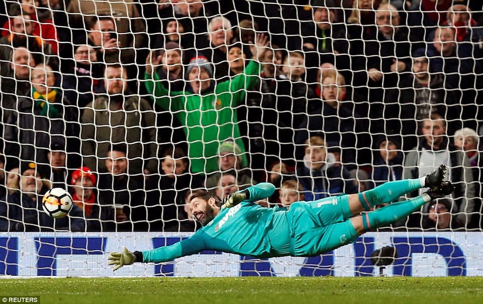 Lukaku trở lại, góp công giúp MU hạ gục Derby - 3
Thủ thành Carson thi đấu xuất sắc trong trận đấu tại Old Trafford