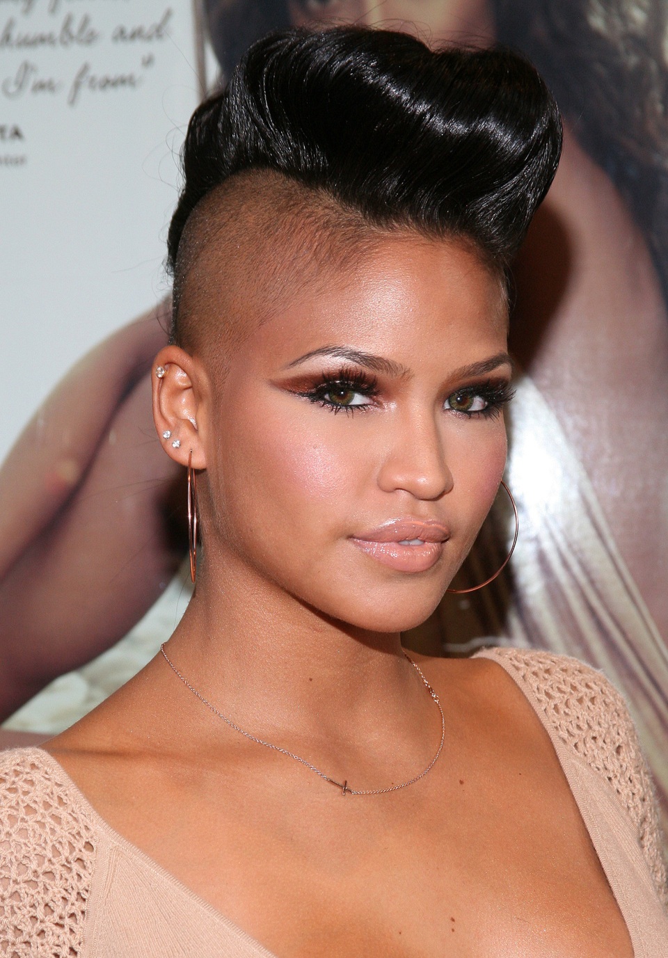Cassie Ventura đẹp như tượng trên bãi biển - 11
Cassie có phong cách thời trang phóng khoáng và cá tính.