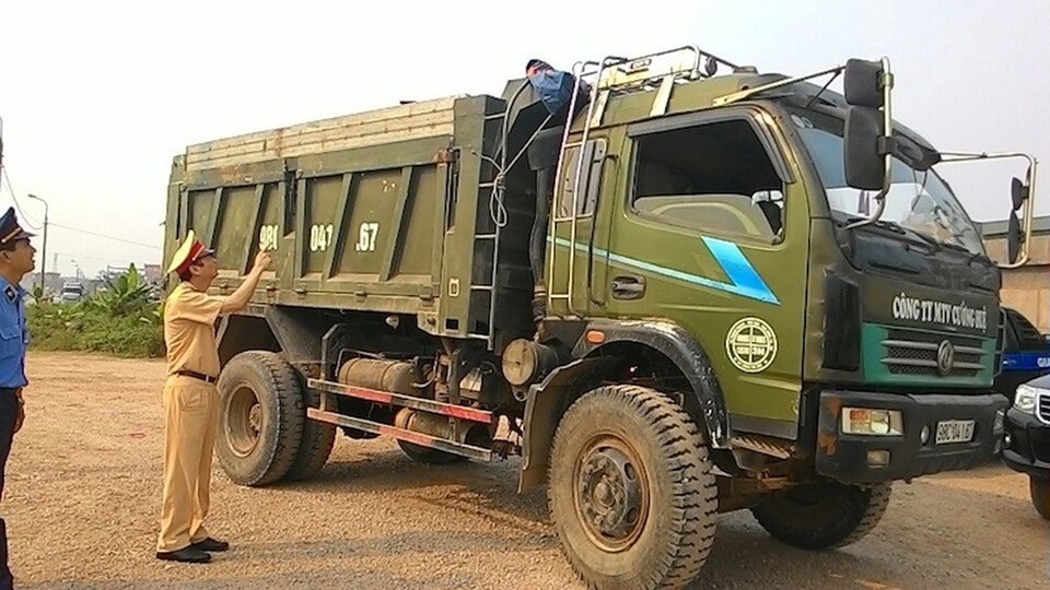 Bắc Giang: Yêu cầu doanh nghiệp, lái xe ký cam kết, quyết liệt chặn xe quá tải! - 3 
Phòng CSGT Công an tỉnh Bắc Giang kiểm tra, xử lý xe quá khổ, quá tải.