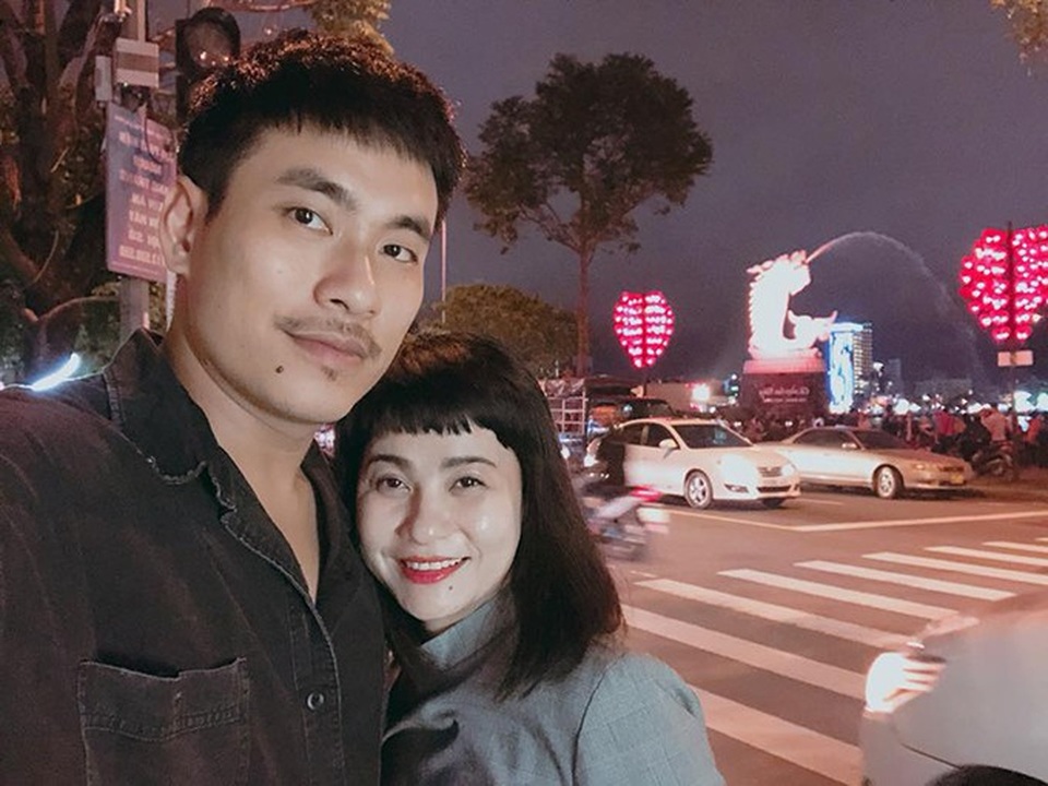 Bình Minh khoe ảnh gia đình hạnh phúc sau "sóng gió"; Elly Trần "cởi áo" khoe vòng 1 - 6 Cát Phượng cùng chồng kém tuổi Kiều Minh Tuấn có chuyến nghỉ dưỡng ở Đà Nẵng. Nữ diễn viên viết: Làm cả đời. Đôi khi mình phải biết thương bản thân và tặng bản thân mình những chuyến đi kết hợp khi đi diễn cho bản thân xả stress, nạp năng lượng để tiếp tục cày chứ nhỉ.