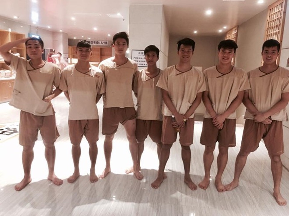 U23 Việt Nam hồi phục thể lực, sẵn sàng đấu U23 Iraq - 1 Nhiều cầu thủ U23 Việt Nam tham gia vật lý trị liệu