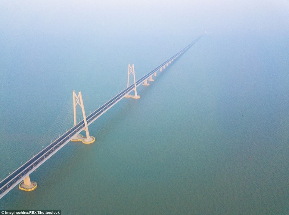 
Sau khi cầu lưu thông, thời gian di chuyển từ Chu Hải tới Hong Kong sẽ giảm từ 3 giờ xuống còn 30 phút. Để xây dựng cầu, đơn vị thi công đã sử dụng 420.000 tấn thép, đủ để xây 60 tháp Eiffel, Pháp.
