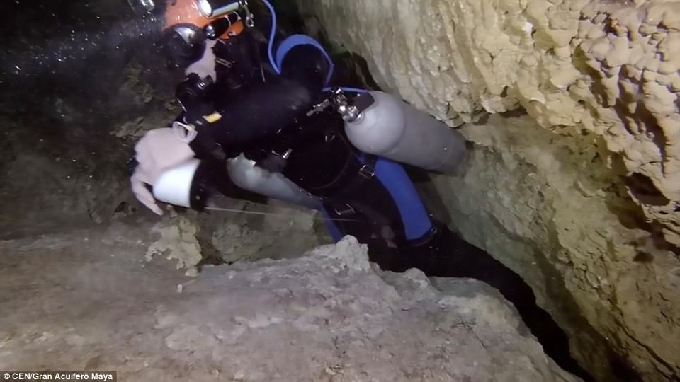 Phát hiện thấy hang động ngầm lớn nhất thế giới ở dưới nước - 5 Các thợ lặn đi sâu vào lòng hang