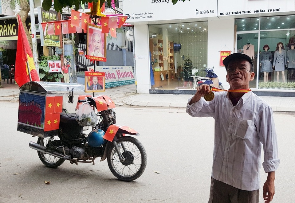 
Ông Mẫn khoe chiếc huy chương vàng tự làm.
