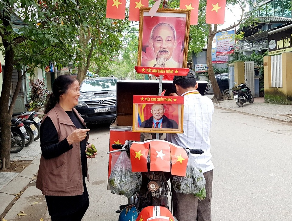 
Chiếc xe bán bánh mỳ cổ vũ cho U23 Việt Nam của ông Hoàng Trang Minh Mẫn.
