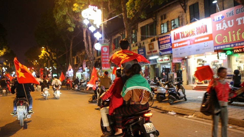 Cổ động viên trèo cây, leo bốt điện… ăn mừng chiến thắng của U23 Việt Nam - 11 Rất nhiều người vi phạm luật giao thông như chở 3, không đội mũ bảo hiểm