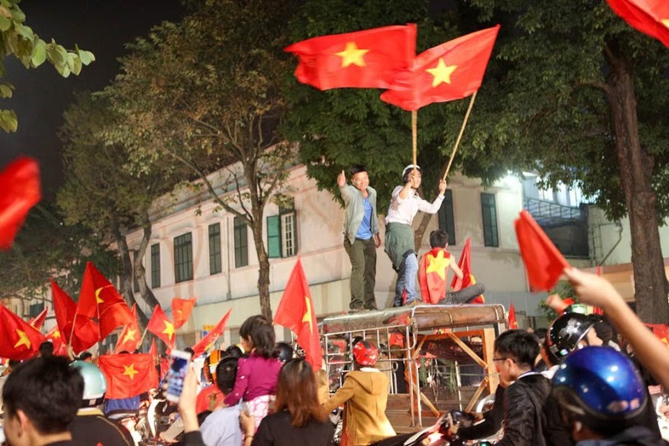 Cổ động viên trèo cây, leo bốt điện… ăn mừng chiến thắng của U23 Việt Nam - 8 Một số cổ động viên phấn khích cầm cờ leo lên nóc xe lam