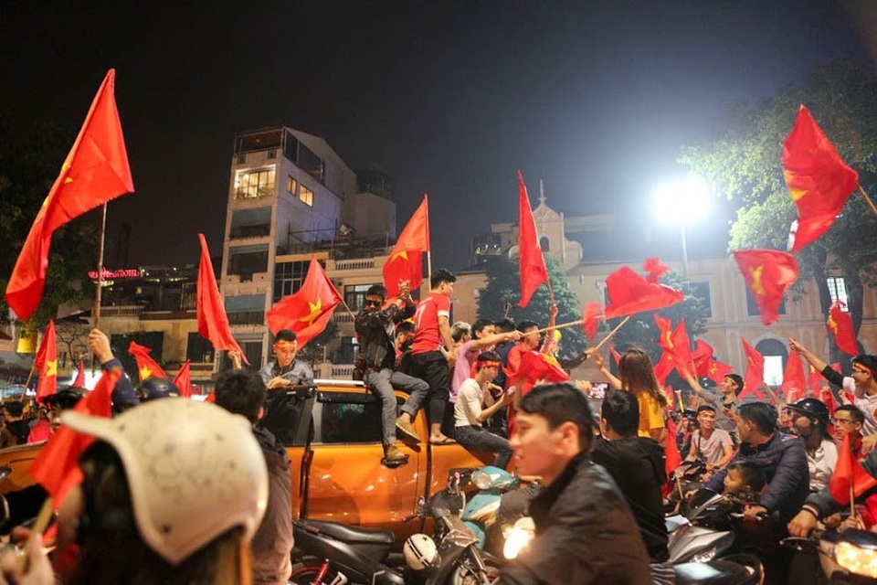 Cổ động viên trèo cây, leo bốt điện… ăn mừng chiến thắng của U23 Việt Nam - 5 Những chiếc xe ô tô bị tắc nghẽn trong biển người, được trưng dụng làm nơi để ăn mừng chiến thắng