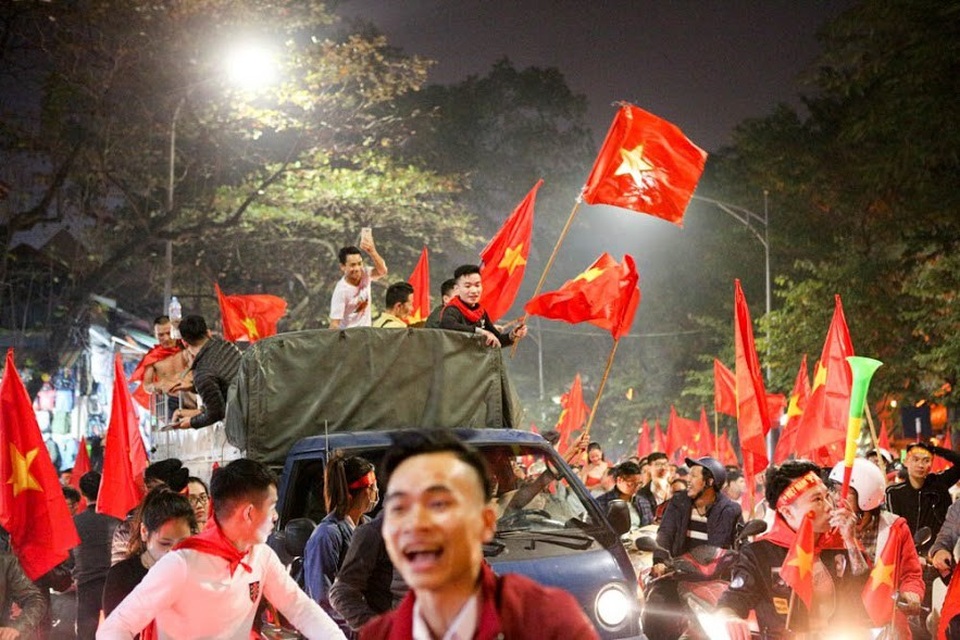 Cổ động viên trèo cây, leo bốt điện… ăn mừng chiến thắng của U23 Việt Nam - 3 Khắp các ngả đường ở Hà Nội như được nhuộm đỏ là cờ Tổ quốc, nhiều cổ động viên mang theo xe tải liên tục hò reo