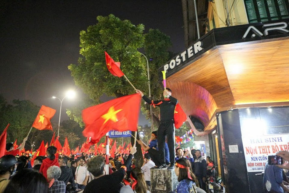 Cổ động viên trèo cây, leo bốt điện… ăn mừng chiến thắng của U23 Việt Nam - 9 Nhiều người không khỏi thót tim trước màn ăn mừng chiến thắng của nam thanh niên này