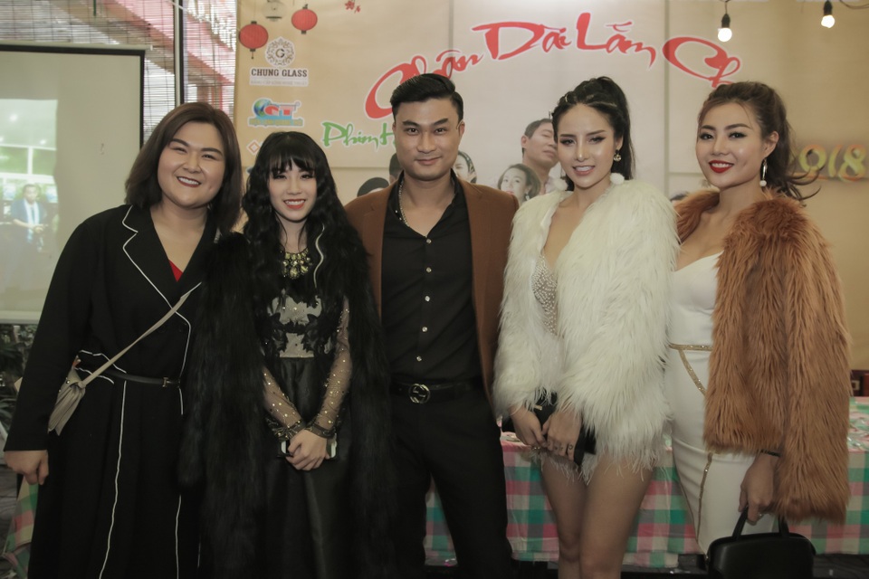 Linh Miu: “Có người trả vài nghìn đô để được đi với tôi một đêm” - 1 Diễn viên Linh Miu (thứ hai từ trái sang) cùng các diễn viên trong buổi ra mắt phim hài tết Chân dài lắm chiêu.