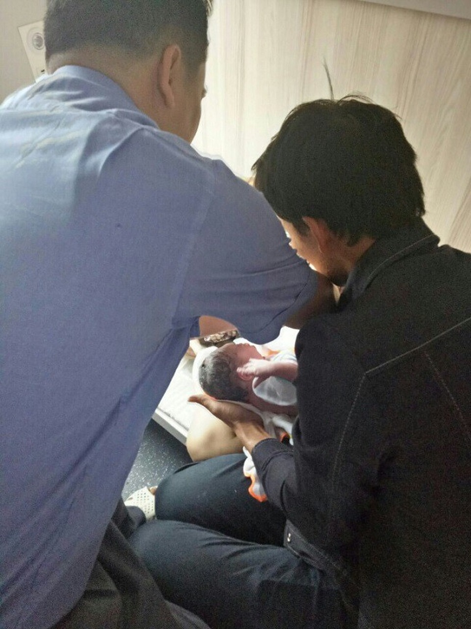 
Người cha hạnh phúc đón con gái vừa chào đời.
