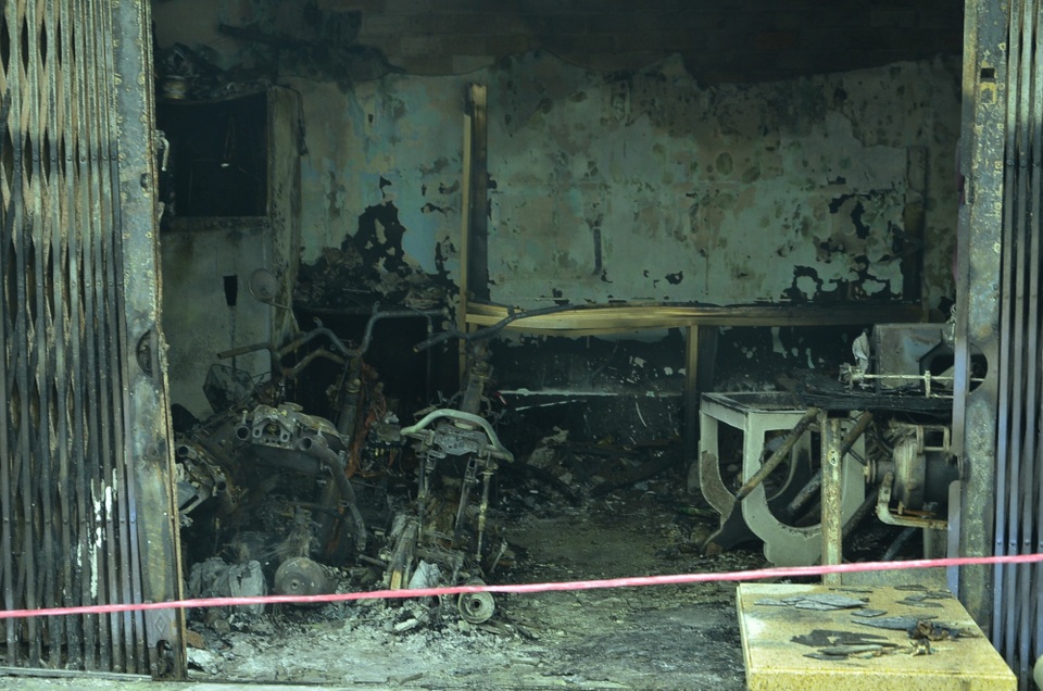 Giải cứu 2 người mắc kẹt trong căn nhà bốc cháy lúc rạng sáng - 2 4 xe máy cùng nhiều tài sản bên trong căn nhà bị lửa thiêu rụi