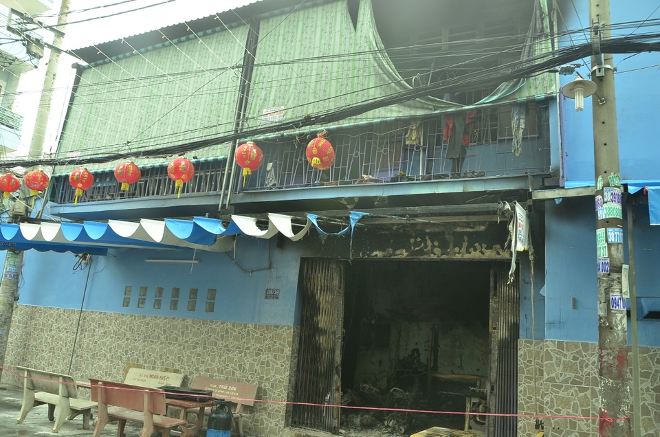 Giải cứu 2 người mắc kẹt trong căn nhà bốc cháy lúc rạng sáng - 1 Căn nhà xảy ra cháy