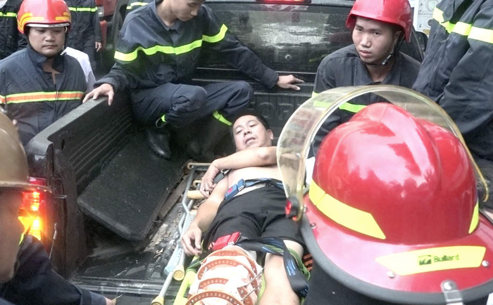 Đang xem U23 Việt Nam thi đấu, cả trăm người tháo chạy vì cháy nhà - 9 Cảnh sát giải cứu được người đàn ông xuống đất an toàn