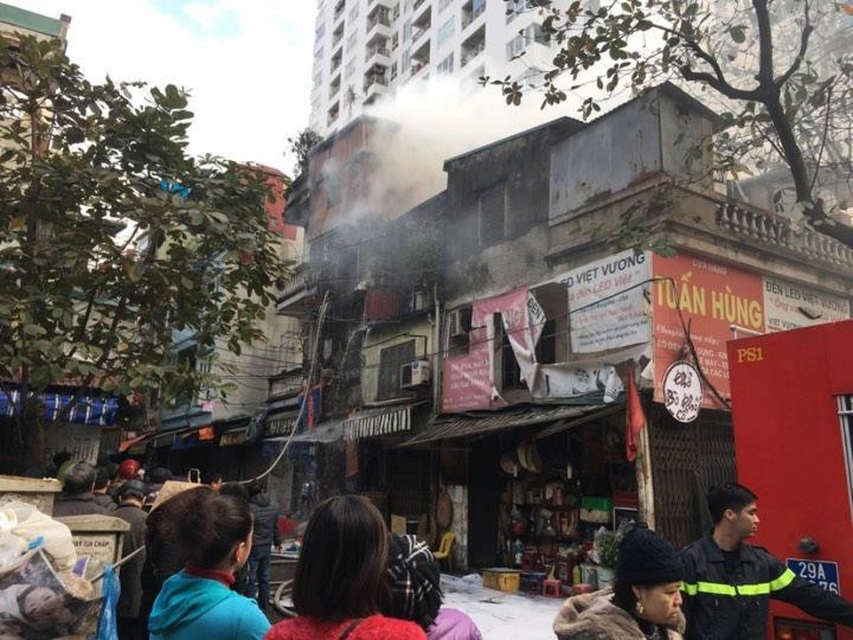 Cháy cửa hàng trên phố Bạch Mai, chủ nhà may mắn thoát nạn - 1 Cháy cửa hàng trên phố Bạch Mai, chủ nhà may mắn thoát nạn - 1