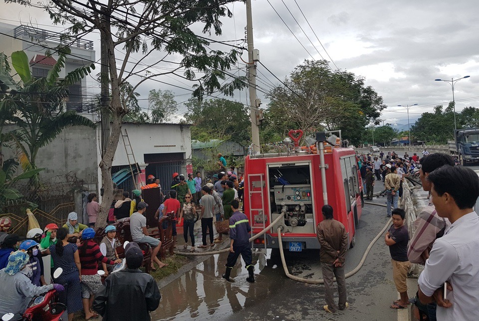 Hai cha con thương vong vì cháy lớn, nghi do tự phóng hỏa - 1 Hàng trăm người dân vây quanh vụ cháy tại Nha Trang sáng nay, 10/1