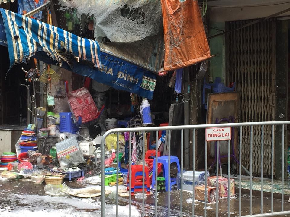 Cháy cửa hàng trên phố Bạch Mai, chủ nhà may mắn thoát nạn - 2 Hiện trường vụ cháy.