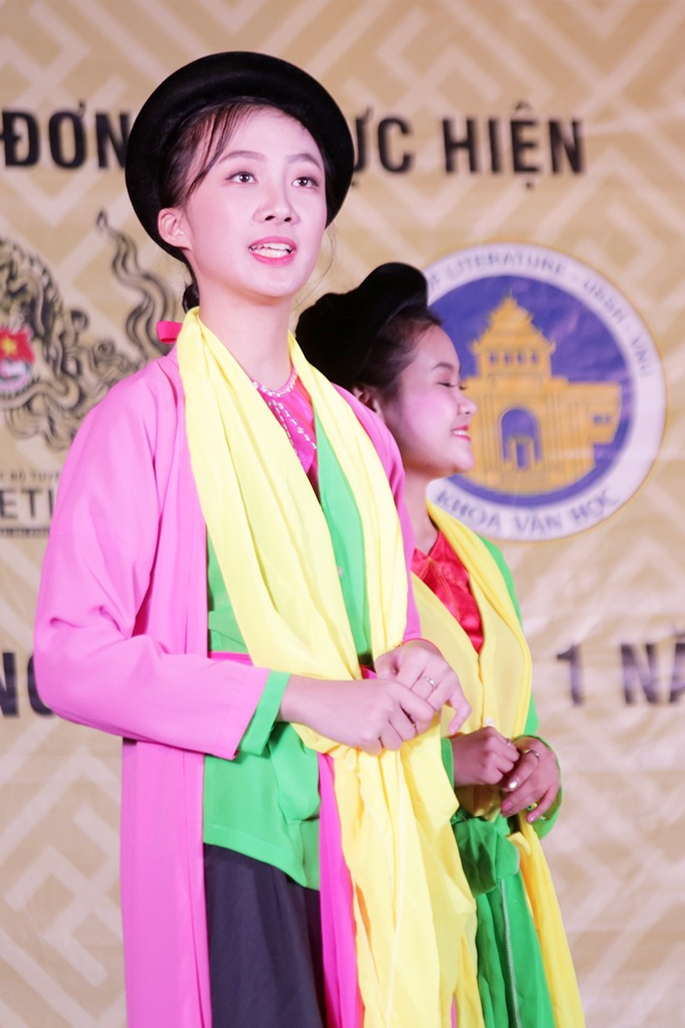 Sinh viên Hà Nội hát chèo "từ sân đình về sân trường” - 6
Những nữ sinh xinh xắn hoàn toàn nhập tâm với giai điệu chèo truyền thống.