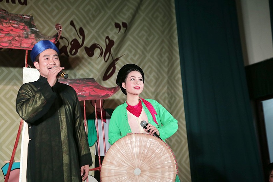 Sinh viên Hà Nội hát chèo "từ sân đình về sân trường” - 3
Một trích đoạn trong vở chèo kinh điển Lưu Bình – Dương Lễ, khi Lưu Bình gặp Châu Long được 2 bạn trẻ thể hiện đầy tình cảm