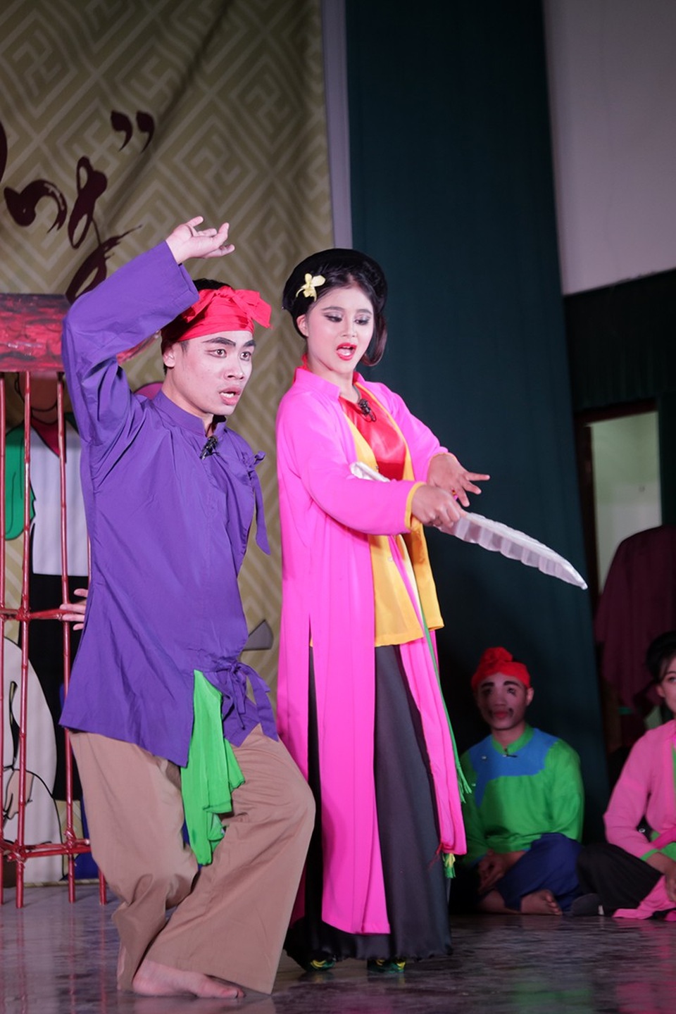 Sinh viên Hà Nội hát chèo "từ sân đình về sân trường” - 4
Trích đoạn Nô, Màu, Phú ông trong vở Quan âm Thị Kính nổi tiếng được 2 diễn viên không chuyên “tung hứng” đầy sôi nổi trên sân khấu