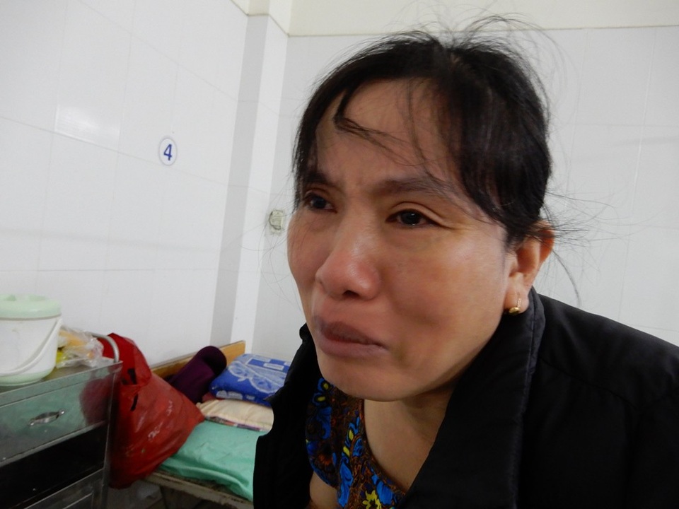 Thắt nghẹn trước hoàn cảnh của người đàn bà bị máy dán gỗ cuốn dập nát tay - 6 Chị Đào buồn tủi cho hoàn cảnh gia đình mình