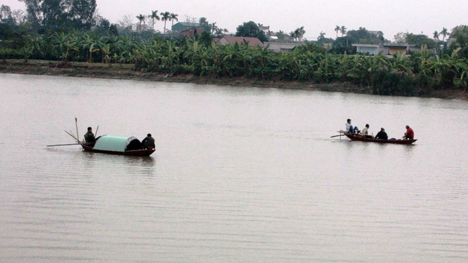 Thuyền đánh cá va chạm tàu chở hàng, 1 người mất tích - 1 Các thuyền đang tích cực tìm kiếm nạn nhân
