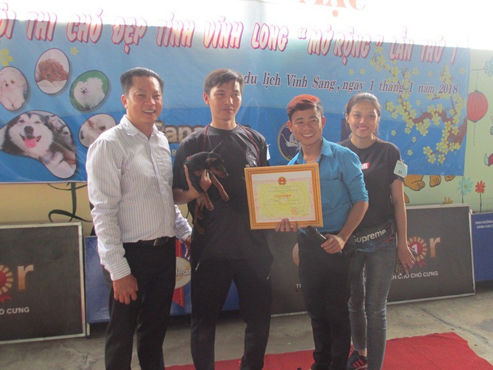Tìm được “Hoa hậu” chó ở cuộc thi mở rộng lần thứ nhất năm 2017 - 2 Chú chó Ethel của anh Võ Tấn Tài đạt giải Nhất nhóm chó Mini.