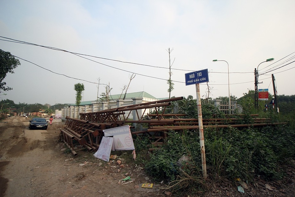 Hà Nội: Chợ dân sinh hơn 22 tỷ đồng xây xong "đắp chiếu" - 1
Bốn năm sau khi khởi công, đến nay, khu chợ dân sinh ở Tây Mỗ (Năm Từ Liêm, Hà Nội) gần như đã hoàn thành với hệ thống nhà quản lý, nhà bảo vệ, tường rào. Số tiền đầu tư không nhỏ, khoảng hơn 20 tỷ đồng, nhưng tới nay công trình chưa được sử dụng ngày nào và đang có dấu hiệu xuống cấp.