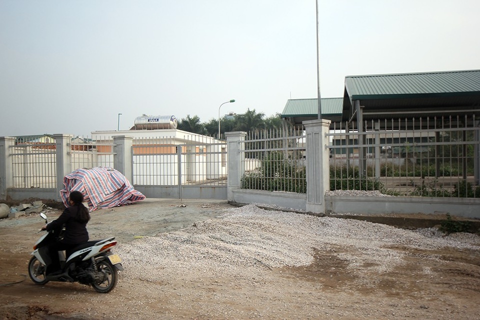 Hà Nội: Chợ dân sinh hơn 22 tỷ đồng xây xong "đắp chiếu" - 2
Chợ được xây dựng trên diện tích 3.600m2, gồm nhà chợ chính, nhà ban quản lý và các công trình phụ trợ để phục vụ người dân trong khu vực. Tới nay, chợ vẫn cửa đóng then cài.
