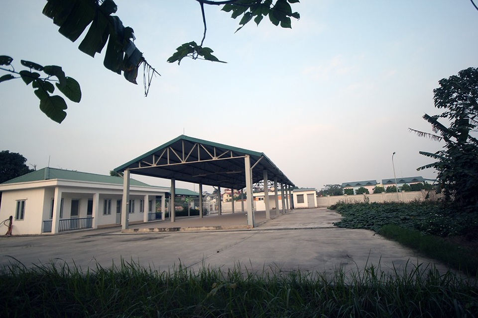 Hà Nội: Chợ dân sinh hơn 22 tỷ đồng xây xong "đắp chiếu" - 4
Cả khu chợ rộng lớn nhưng nằm đắp chiếu nhiều năm trong khi nhu cầu chợ của người dân trong vùng đang khá bức thiết.