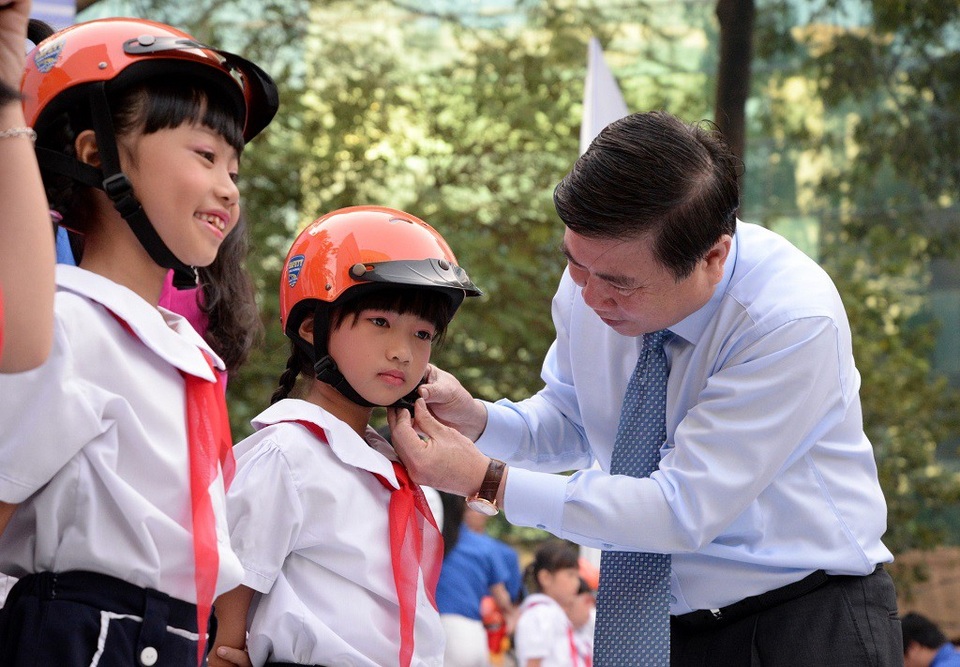 Chủ tịch UBND TPHCM Nguyễn Thành Phong đội nón bảo hiểm cho các em nhỏ