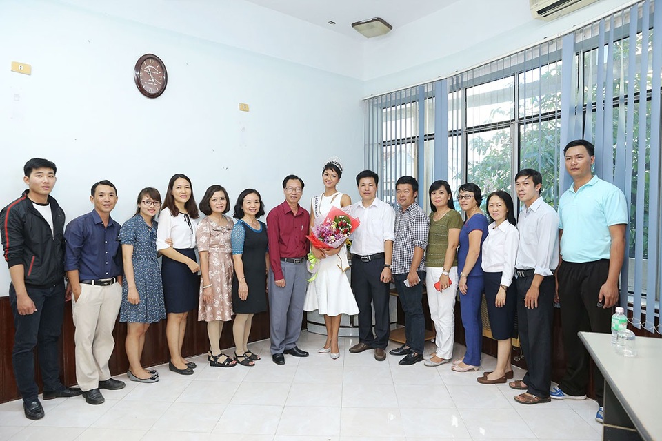 Tân Hoa hậu Hoàn vũ chụp ảnh lưu niệm cùng thầy cô tại trường