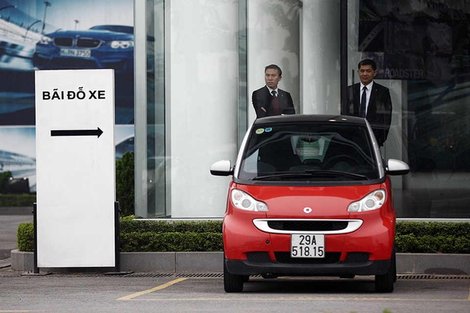 Những hình ảnh cuối cùng của BMW và MINI trước khi về với Trường Hải - 10
Vẻ mặt đầy tâm trạng của các nhân viên showroom BMW trên phố Long Biên.