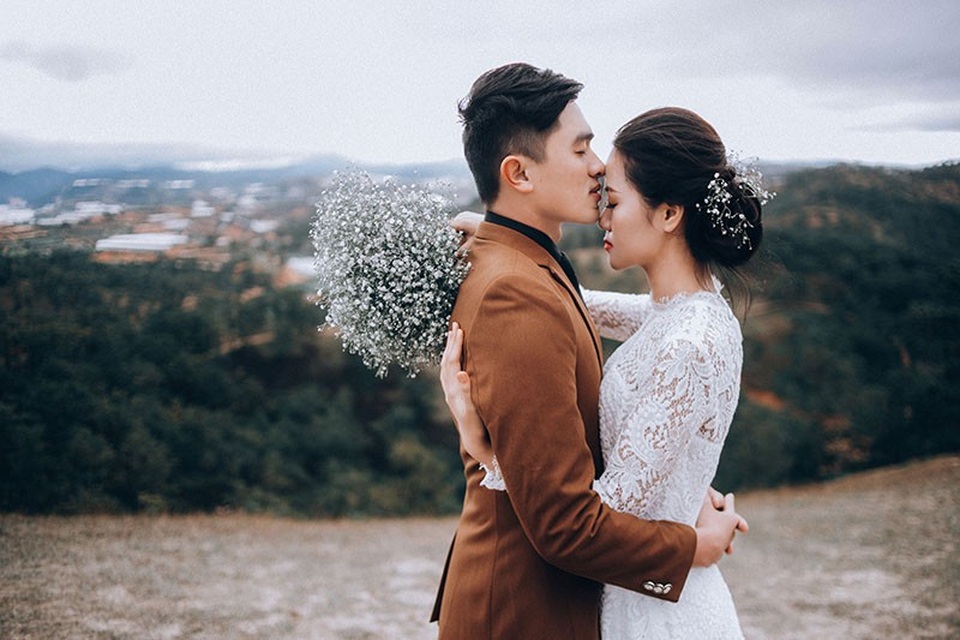Chuyện tình cặp đôi quen nhau trên "chuyến xe định mệnh" - 11 Đến nay họ đã bên nhau hơn 3 năm và quyết định sẽ về chung một nhà. Trước thời gian tổ chức hôn lễ vì chân Văn Duy chưa phục hồi nhưng anh chàng vẫn cố gắng để đi chụp hình kỷ niệm trước khi cưới, đây có lẽ sẽ là kỷ niệm đáng nhớ với họ.