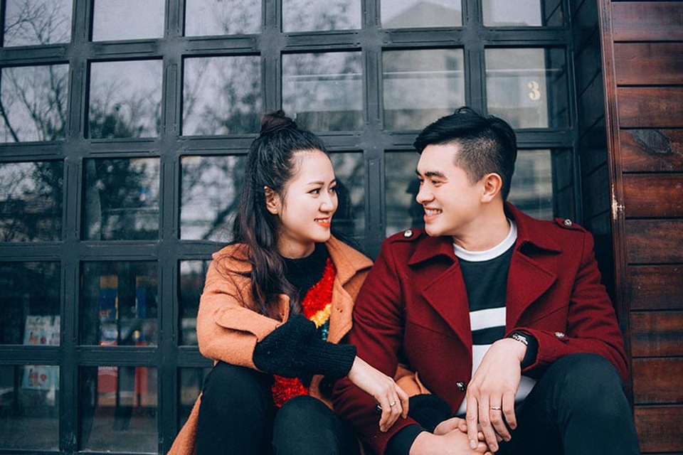 Chuyện tình cặp đôi quen nhau trên "chuyến xe định mệnh" - 10
Anh chàng không may bị tai nạn khiến một bên chân phải băng bó: “Vào 4 rưỡi sáng mình nhận được cuộc gọi báo tin anh tai nạn mà đứng tim. Đến lúc anh về nhà, mình nhìn anh xong khóc như mưa khiến anh bối rối dỗ dành. Dù có chuyện gì thì anh vẫn là người quan trọng nhất cuộc đời với mình”, Yến Quỳnh bộc bạch.