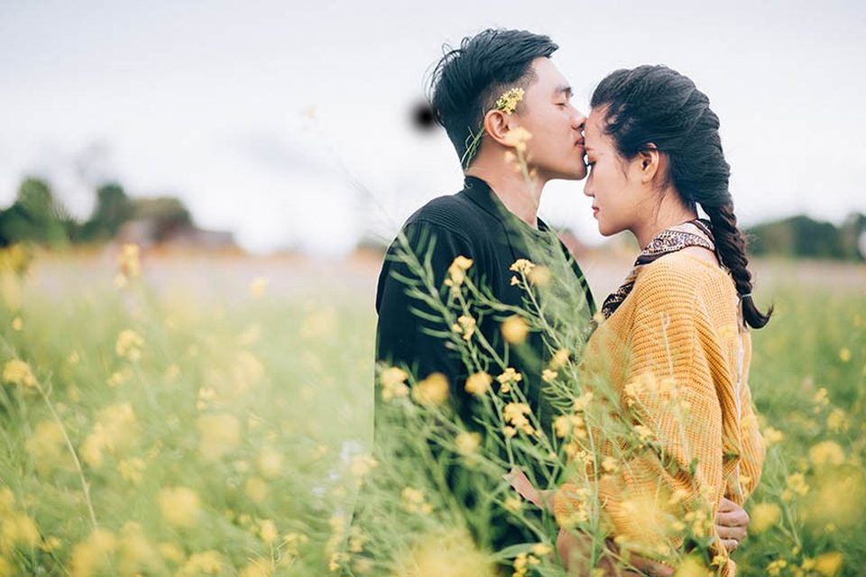 Chuyện tình cặp đôi quen nhau trên "chuyến xe định mệnh" - 4 Để “cưa đổ” được Yến Quỳnh, hằng ngày anh chàng đều tặng cô một bông hồng, rồi đàn ca hát hết sức lãng mạn, ngọt ngào. Lâu dần Yến Quỳnh cảm nhận được sự chân thành của anh và gật đầu đồng ý.